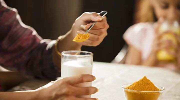 দুধে হলুদের গুঁড়া মিশিয়ে খাওয়ার উপকারিতা